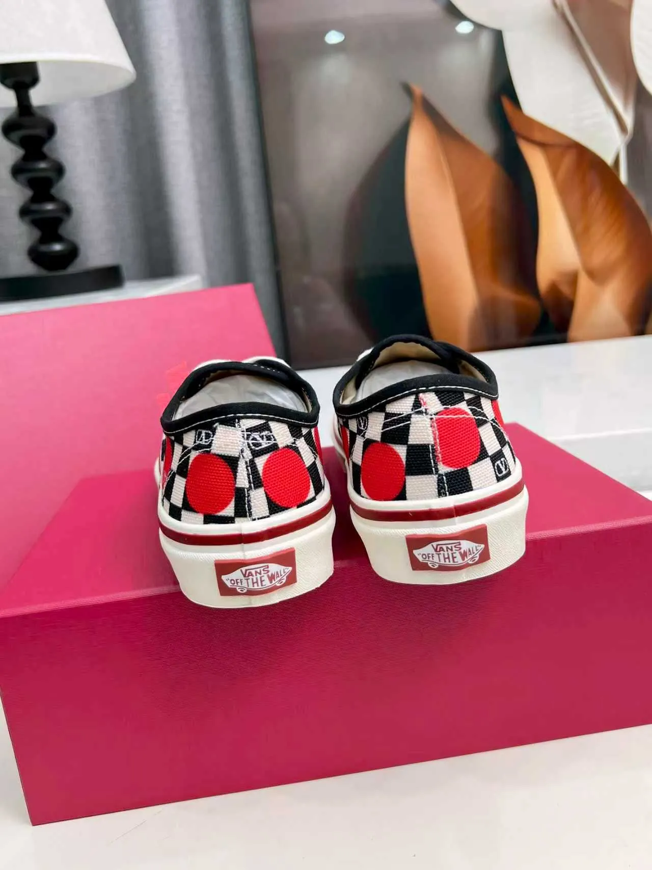 [Valentino Giving classic shoes a personality that spans the ages. Many celebrities - Jolin Tsai. Yang Zi. Liu Wen. Ma Baiquan. Choi Soobin. freen. Song Zuer. JJ Lin. zel. Cecilia Cheung. shark. Xin Yunlai...same style.